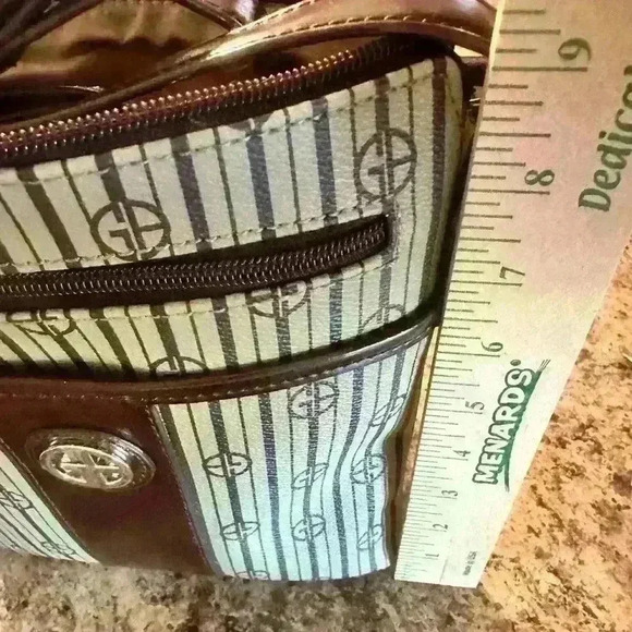 Giani Bernini Crossbody Handbag. NWT. Khaki Brown with Strips.  Adjustable Stap - Picture 12 of 15